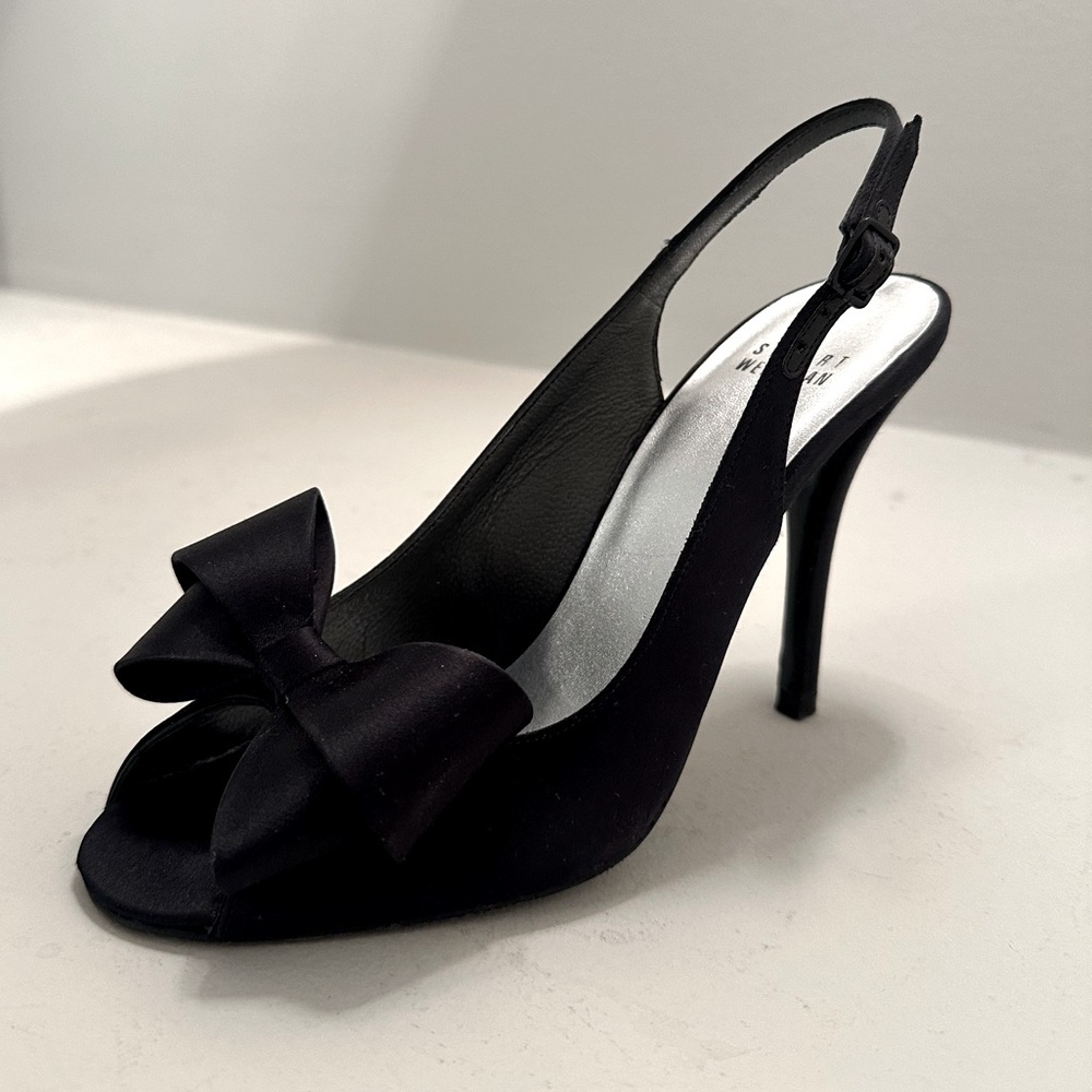 Stuart Weitzman classic slingback Heels. peep toe with bow detail. Simple Chic.